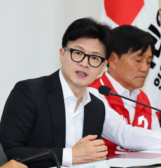 한동훈 국민의힘 대표가 10일 오전 인천 강화군 강화문화원에서 열린 인천 현장최고위원회의에서 발언하고 있다. 오른쪽은 박용철 국민의힘 인천 강화군수 보궐선거 후보.<연합뉴스 사진>